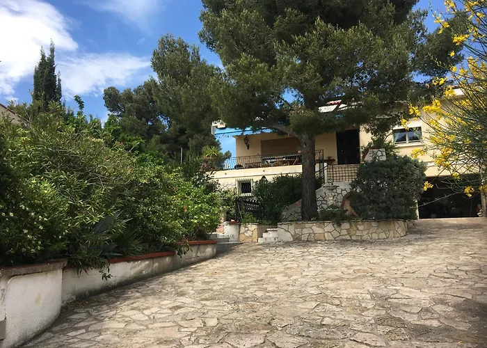 Petite Maison Dans Une Propriete